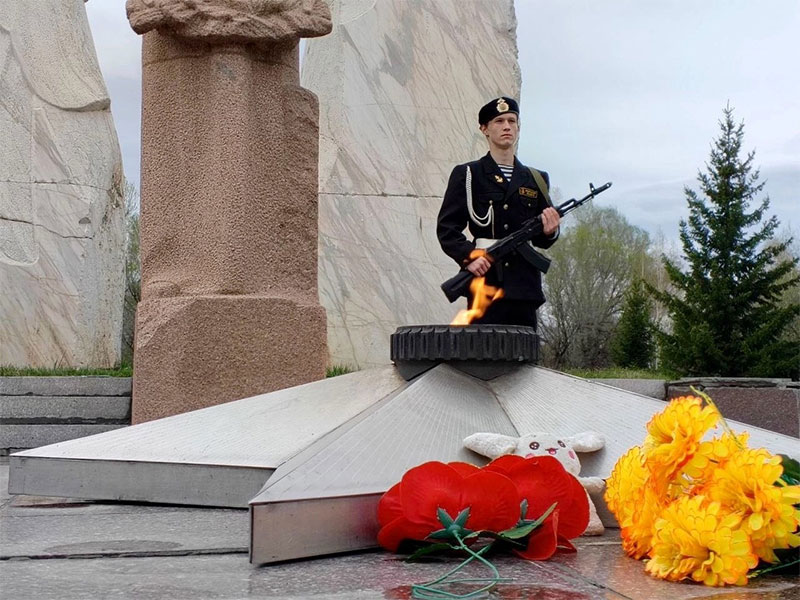 Юнармейцы и представители военно-патриотических клубов участвуют в патриотической акции «Пост №1».